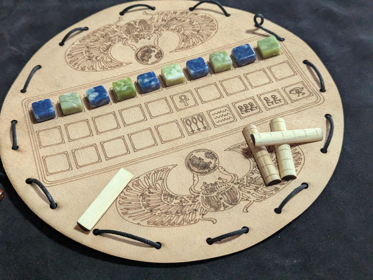 Senet aus Ziegenleder – Altägyptisches Brettspiel