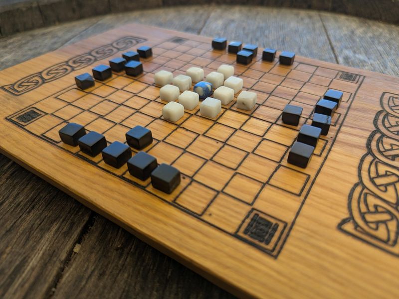 Hnefatafl aus Eschenholz mit Marmorsteinen