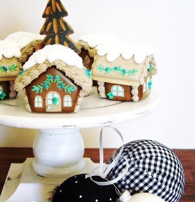 Blyss Gingerbread House 01