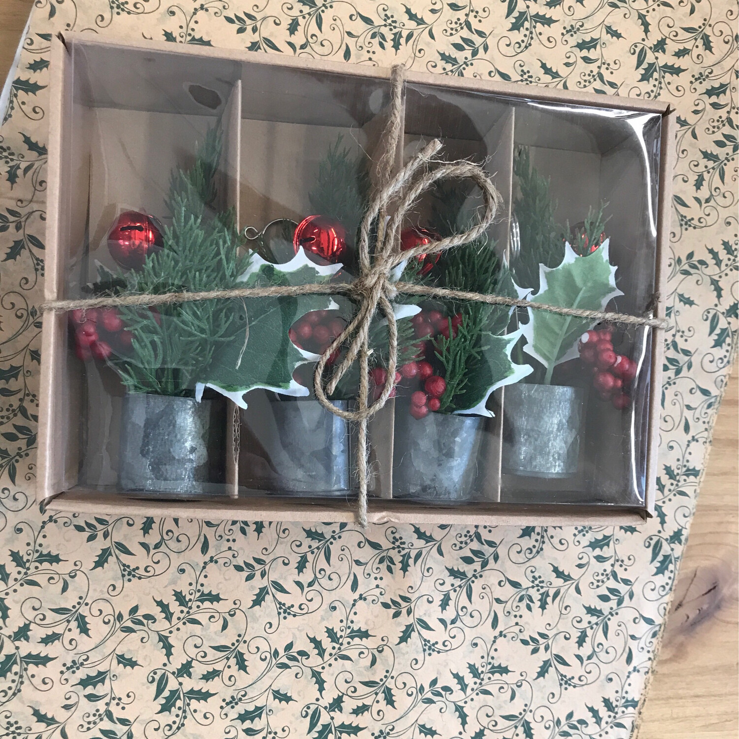 Set of 4 6" Pine & Berry Place Card Holders
