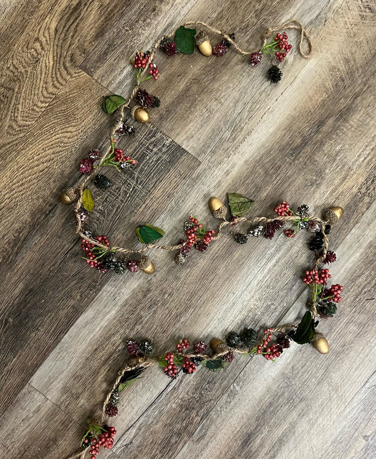 Pinecone &amp; Berry Garland