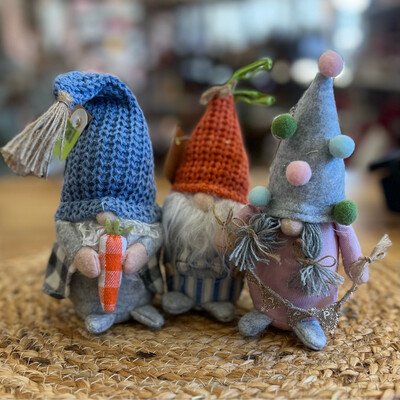 SM Spring Gnome Sitter