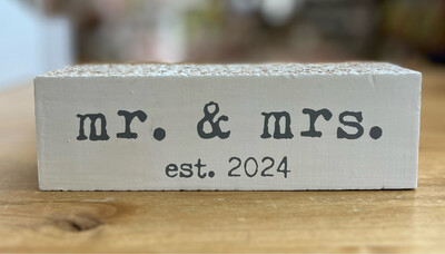 Mr & Mrs 2024 Sitter Sign