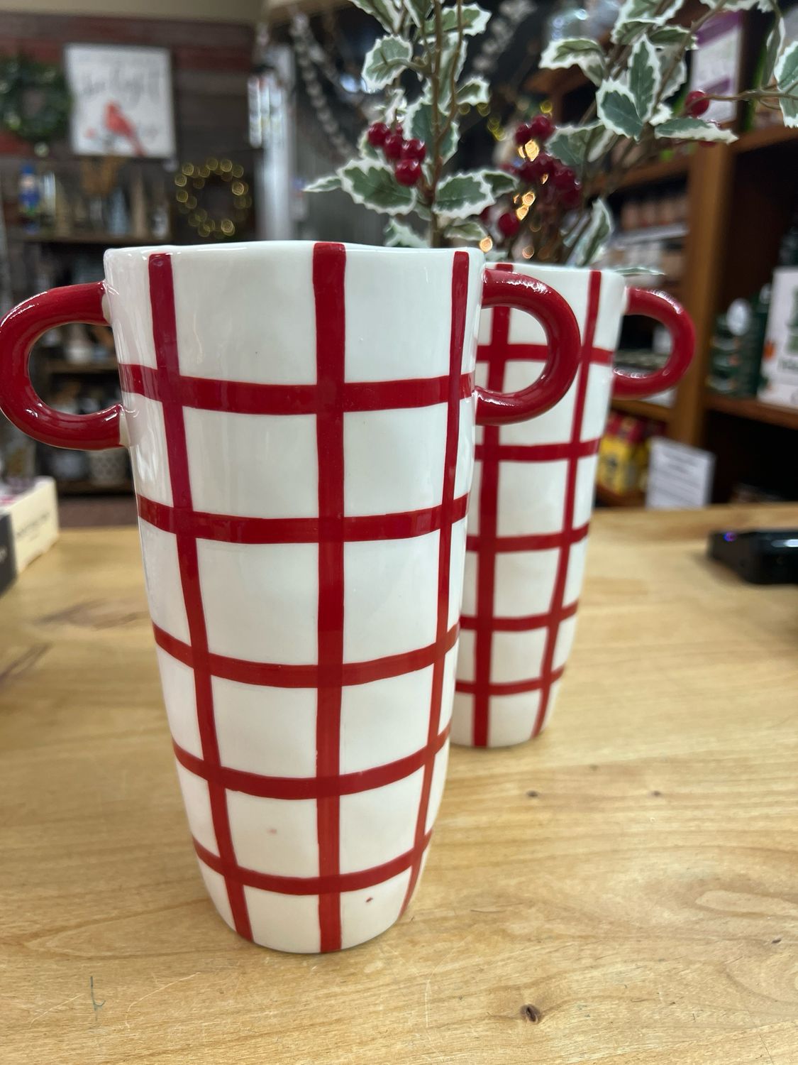 8-1/2&quot; Red &amp; White Vase