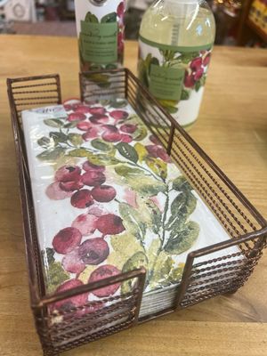 Cranberry Wreath Guest Towels