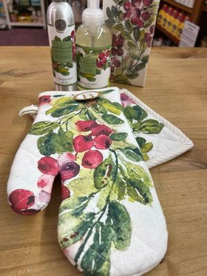 Cranberry Wreath Potholder Set