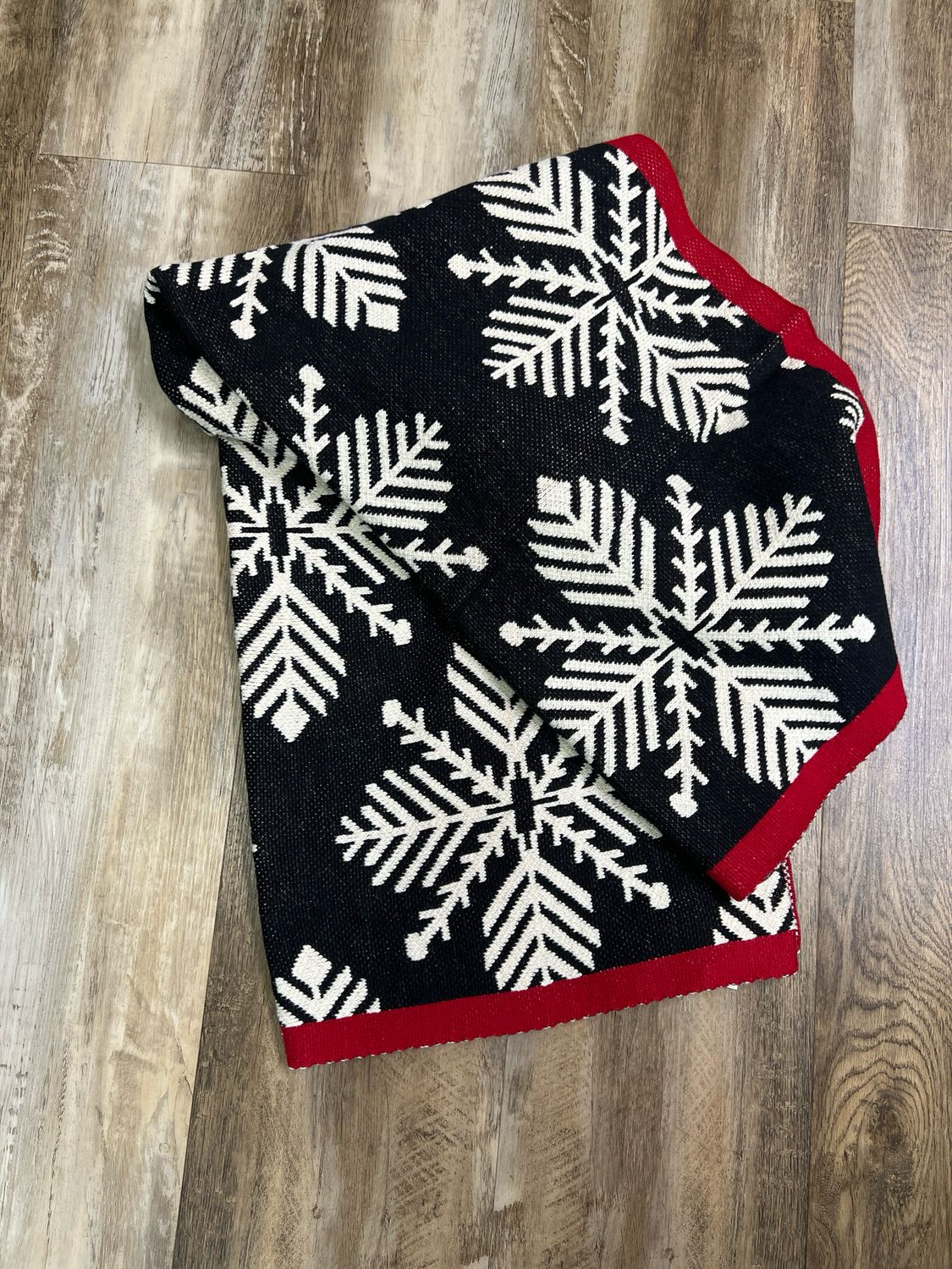 60&quot; Black &amp; White Snowflake Blanket