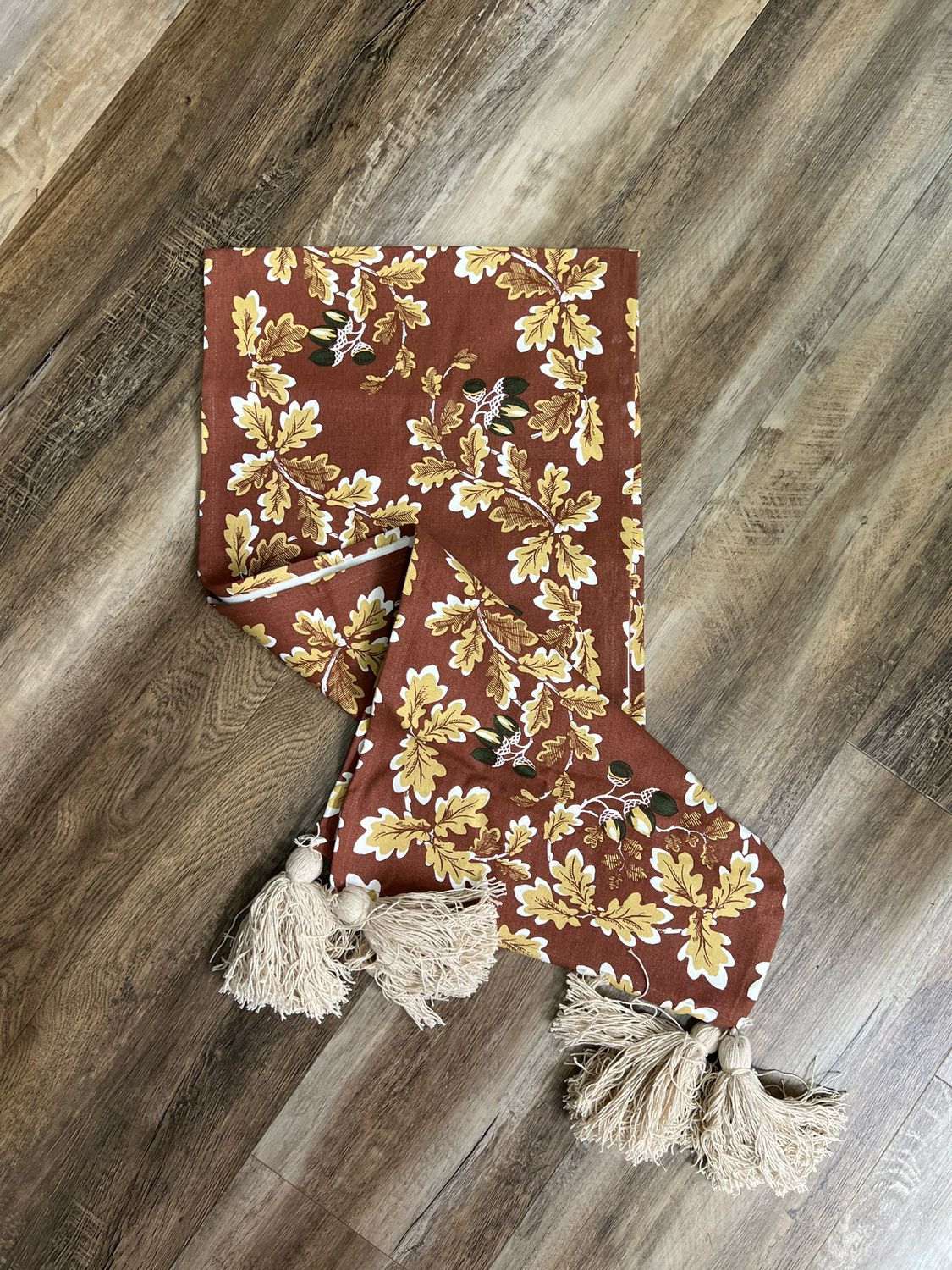 Oak Leaf &amp; Acorn Table Runner