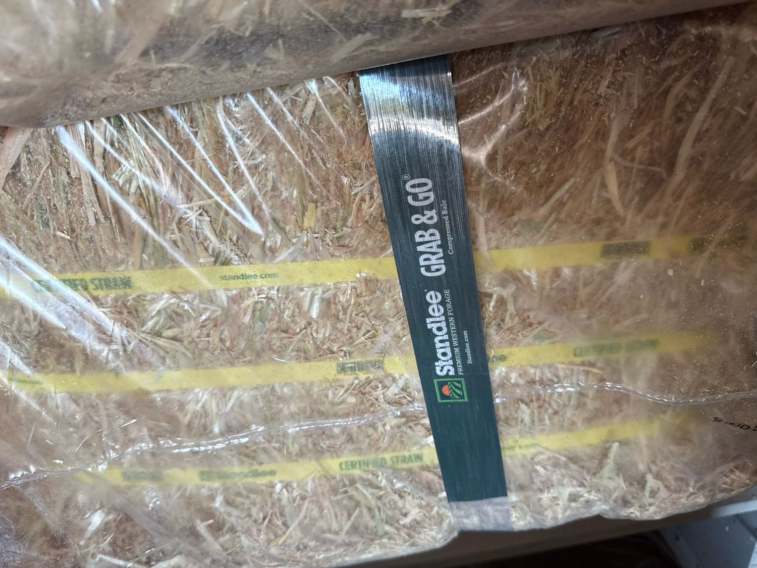 Standlee Straw Grab &amp; Go Bale 50lb