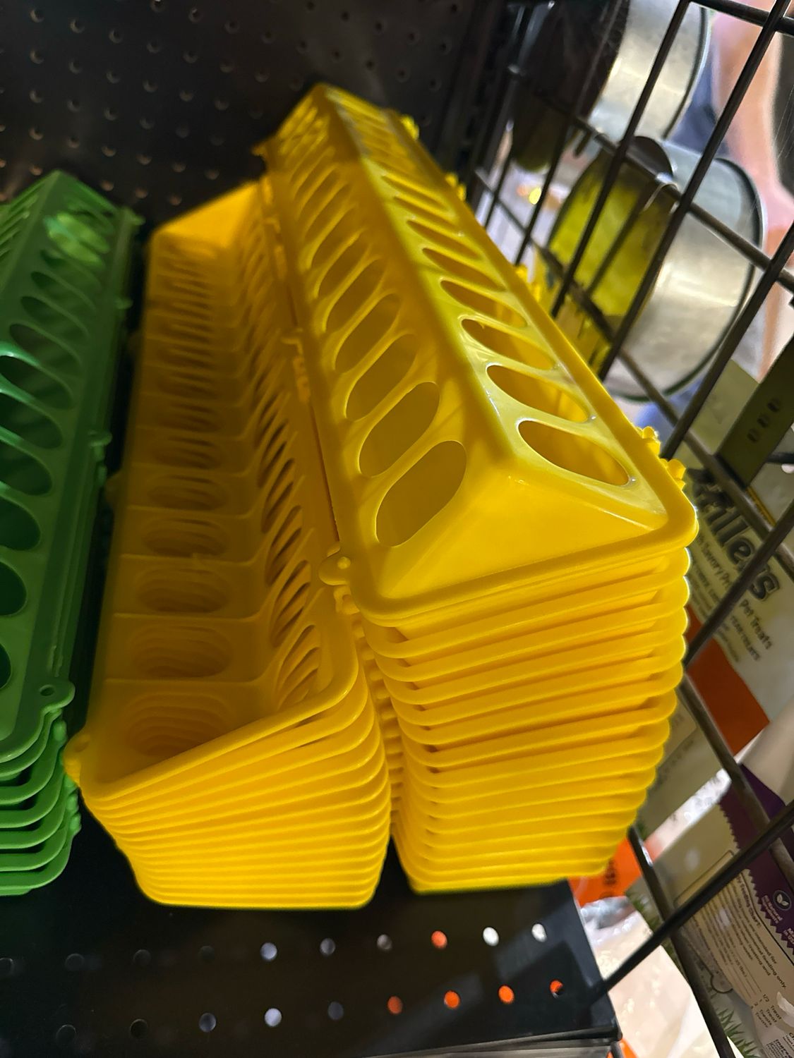 Plastic Feeder Fliptop 820 Yellow