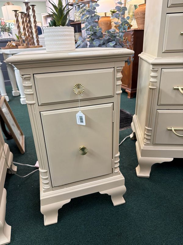 Vintage Night stand Old ochre. H 28.5 L x 16x D13.5