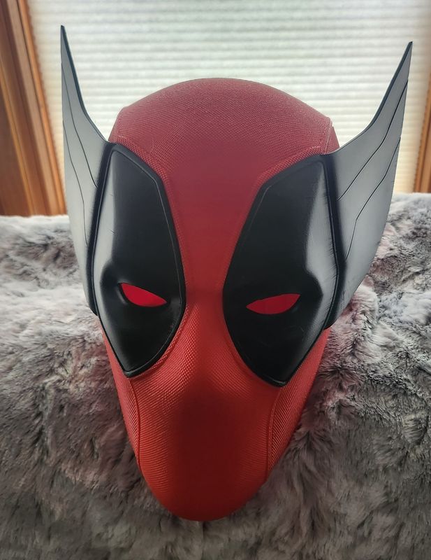&quot;polverine&quot; Deapool and Wolverine Fan Art Helmet wearable!!!!