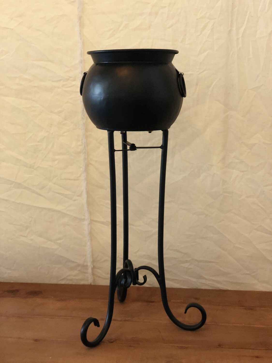 Metal Cauldron w/Legs - Sm Metal Cauldron w/Legs - Sm