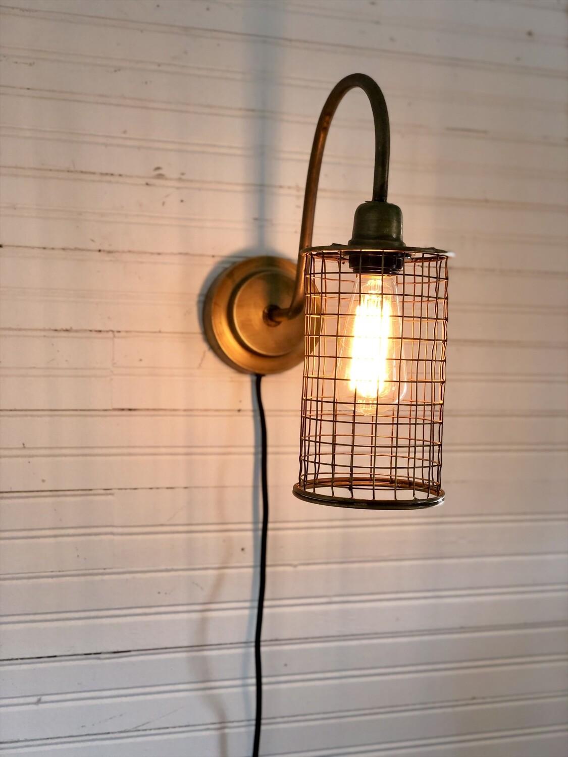 Antique Brass Wall Lamp w/Wire Mesh Shade 5&quot;x 14.5&quot; x 14&quot;t