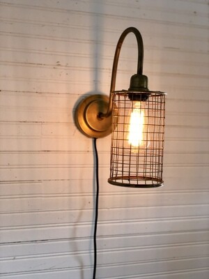 Antique Brass Wall Lamp w/Wire Mesh Shade 5&quot;x 14.5&quot; x 14&quot;t