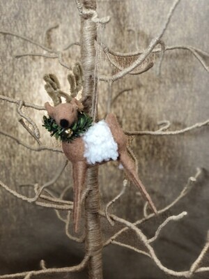Felt Reindeer w/Wreath Ornament-Sm