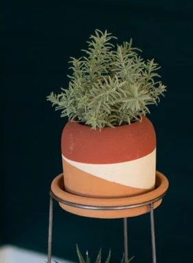 Color Dipped Clay Pot w/Metal Base - Red