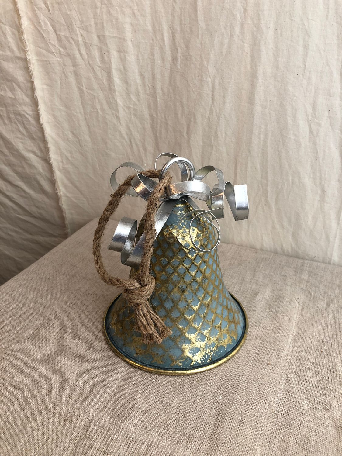 Metal Grey Wash Bronze Bell w/Bow - Sm