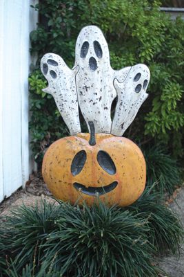 Jack-O-Lantern &amp; Ghost Yard Art