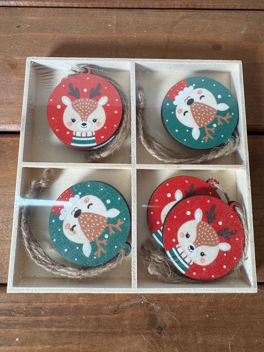 S/8 Red &amp; Green Round Reindeer