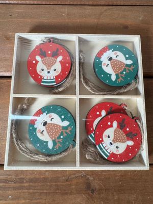 S/8 Red &amp; Green Round Reindeer