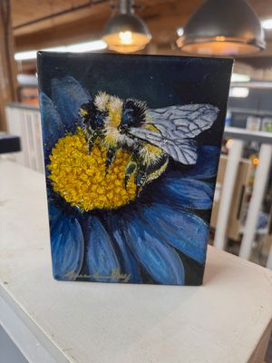 Blue Flower Bumble Bee - 5&quot; x 7&quot;T