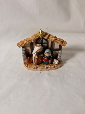 Natural Nativity Scene with Gold Star 4"