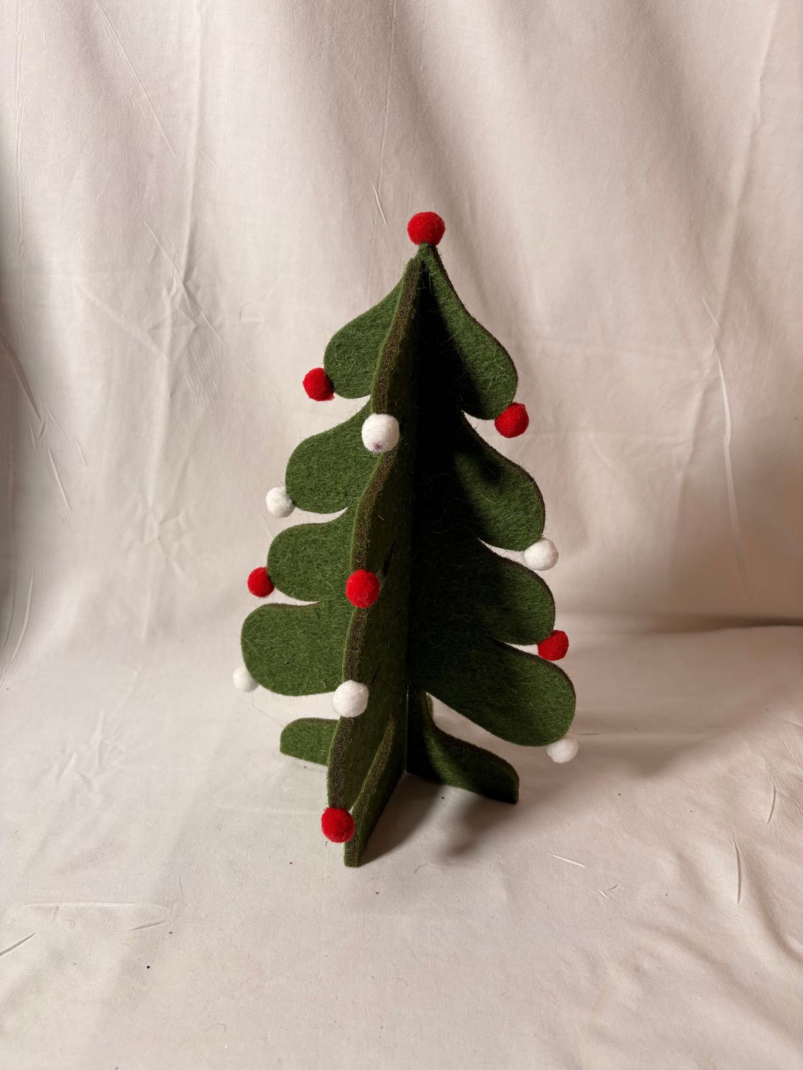 Felt 3D Tree w/Red &amp; White Balls 11"