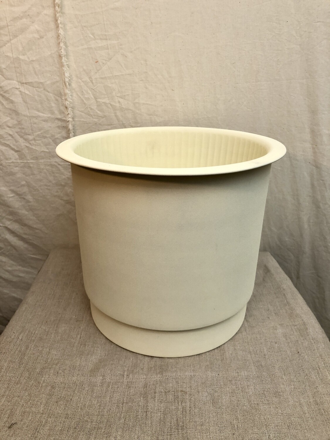 Painted Metal Planter w/Tray Bottom Lg