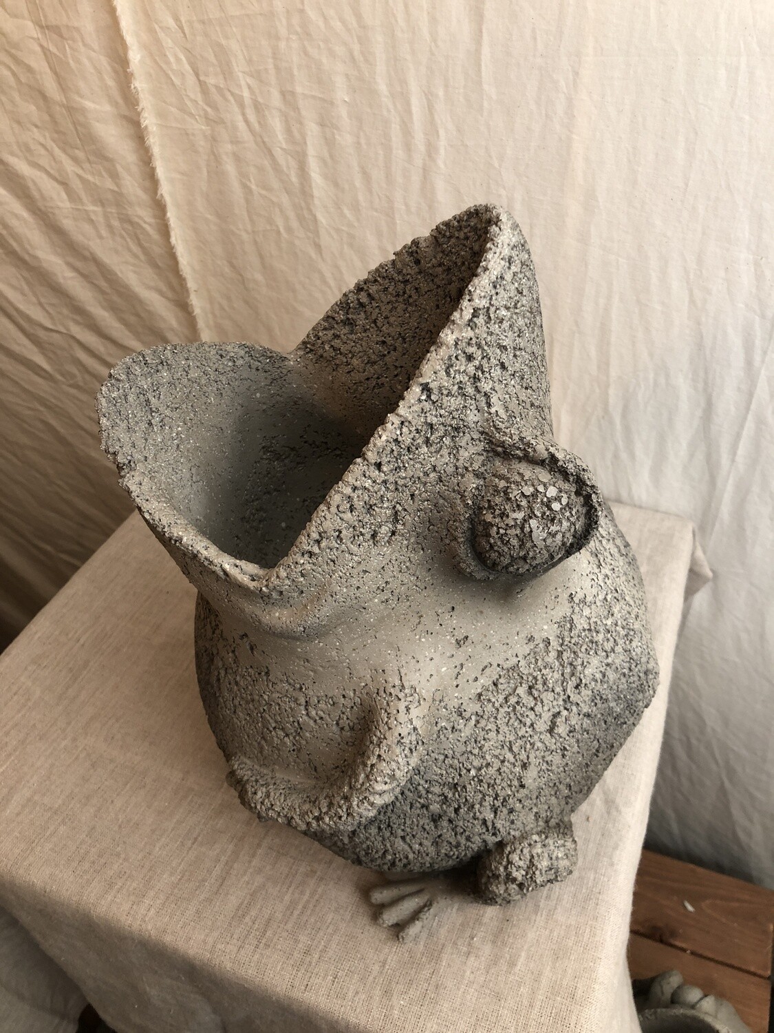 Frog Planter Grey 12.5"