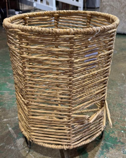 Woven Rush & Iron Basket Lg Woven Rush & Iron Basket Lg