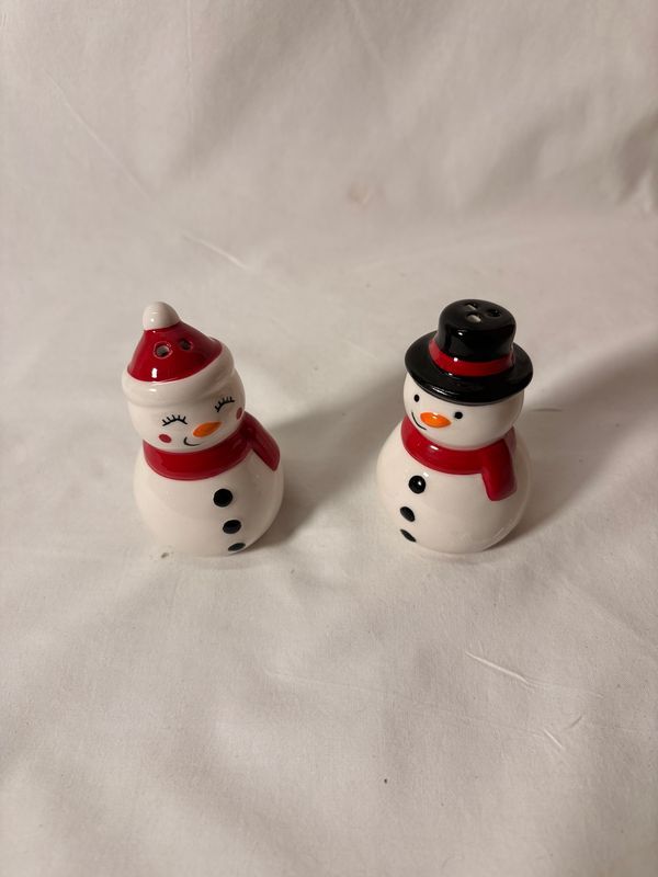 Mr & Mrs Snowman Ceramic Salt & Pepper Shakers Mr & Mrs Snowman Ceramic Salt & Pepper Shakers