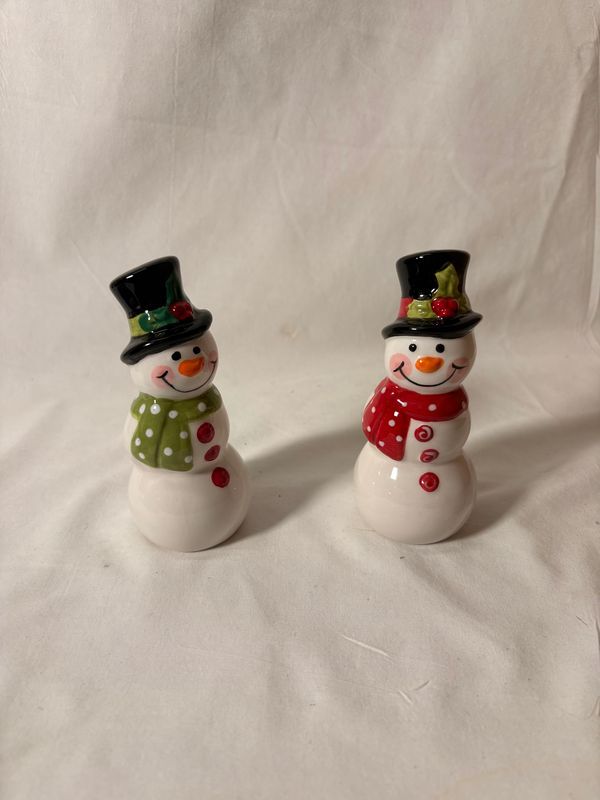 Ceramic Winter Whimsical Snowmen Salt & Pepper Shakers Ceramic Winter Whimsical Snowmen Salt & Pepper Shakers
