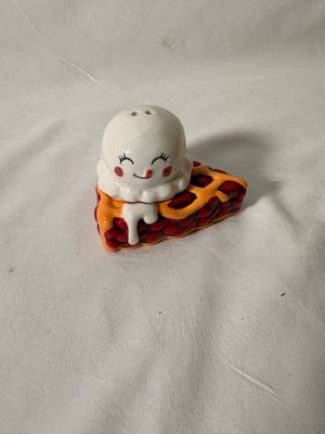 Magnetic Salt &amp; Pepper Shakers - Icecream &amp; Pie