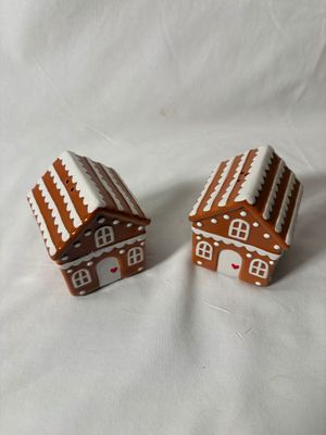 Gingerbread House Salt & Pepper Shakers Gingerbread House Salt & Pepper Shakers