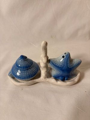 Blue Shell &amp; Starfish Salt &amp; Pepper Shakers w/Holder