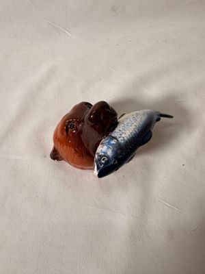Magnetic Salt &amp; Pepper Shakers - Bear w/Fish