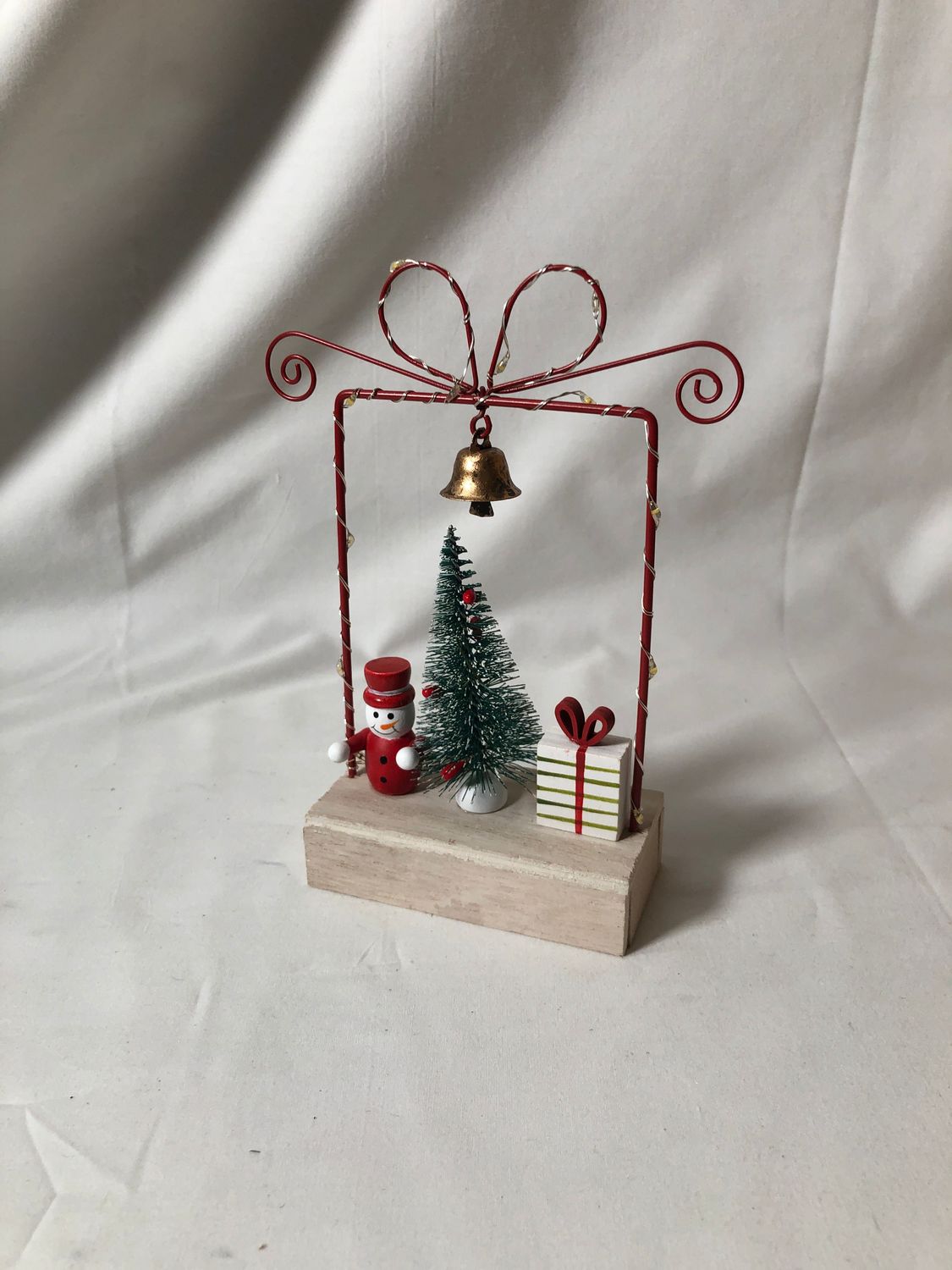 Light-Up Gift Box Scene w/Snowman Light-Up Gift Box Scene w/Snowman
