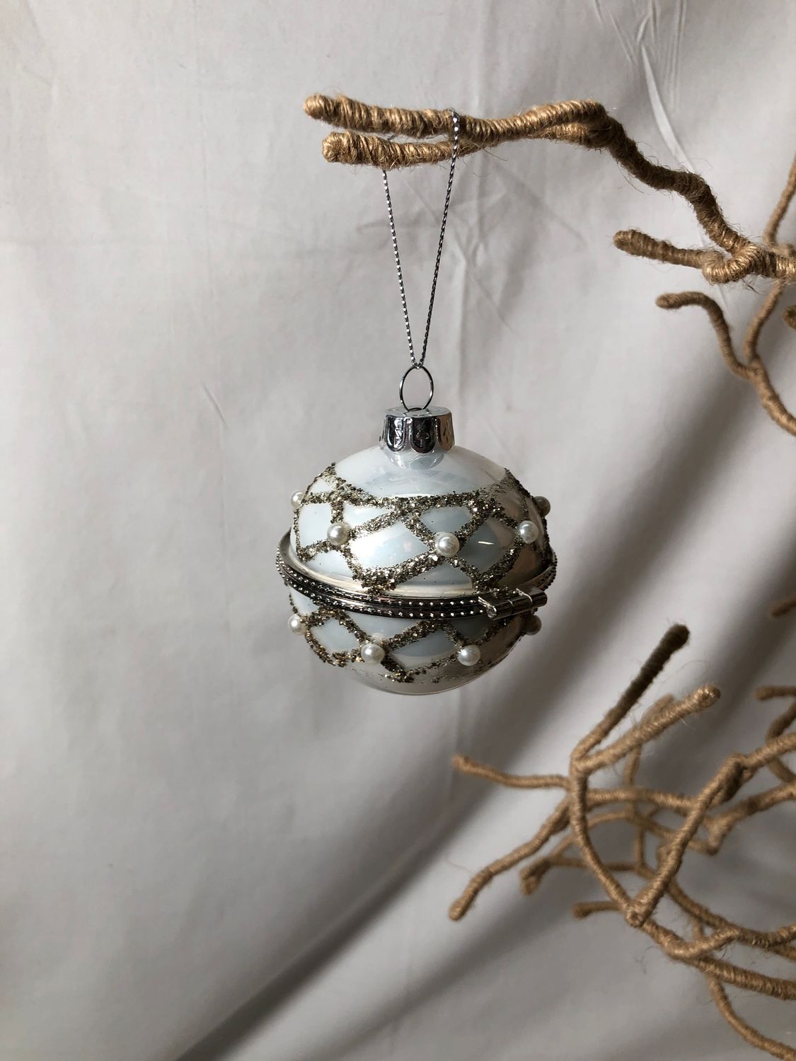 White &amp; Gold Keepsake Ornament Round
