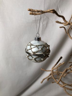 White &amp; Gold Keepsake Ornament Round