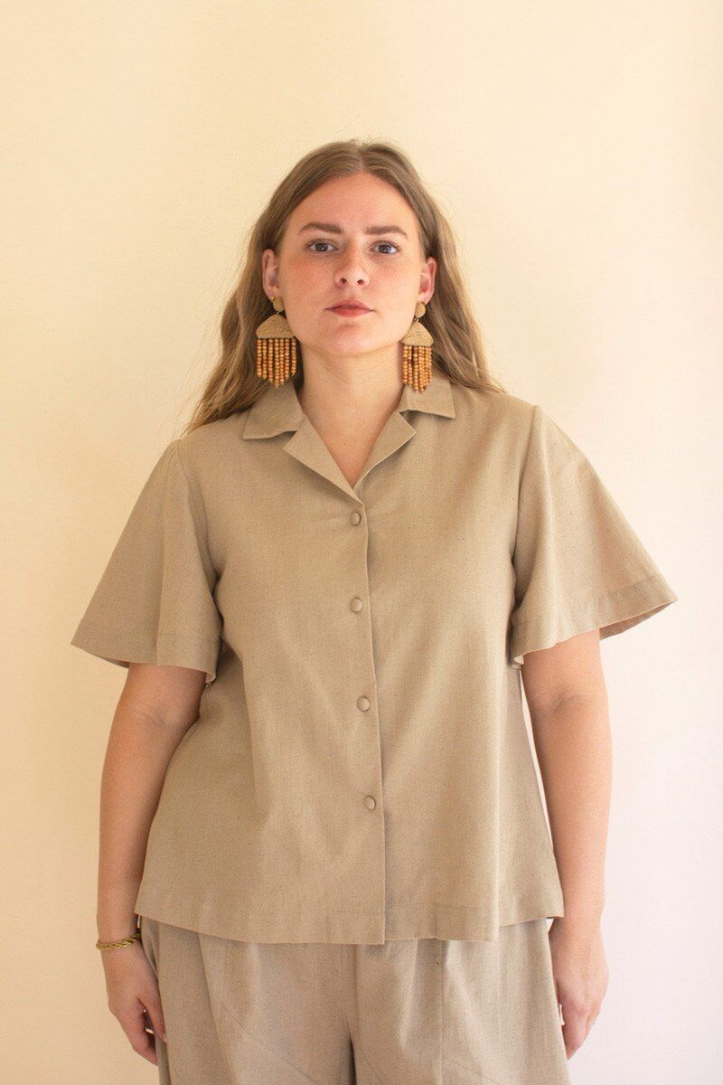 Short-Sleeve Button-Front Blouse w/Collar / Oatmeal