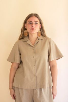 Short-Sleeve Button-Front Blouse w/Collar / Oatmeal