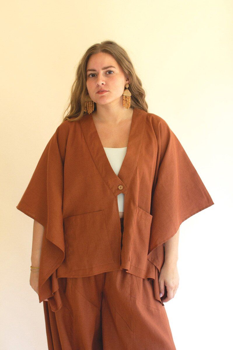 Winged-Sleeve Kimono w/Front Pockets and Button / Cinnamon