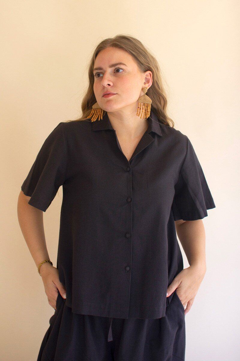 Short-Sleeve Button-Front Blouse w/Collar / Midnight