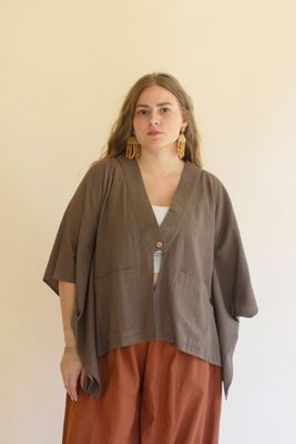 Winged-Sleeve Kimono w/Front Pockets and Button / Oregano
