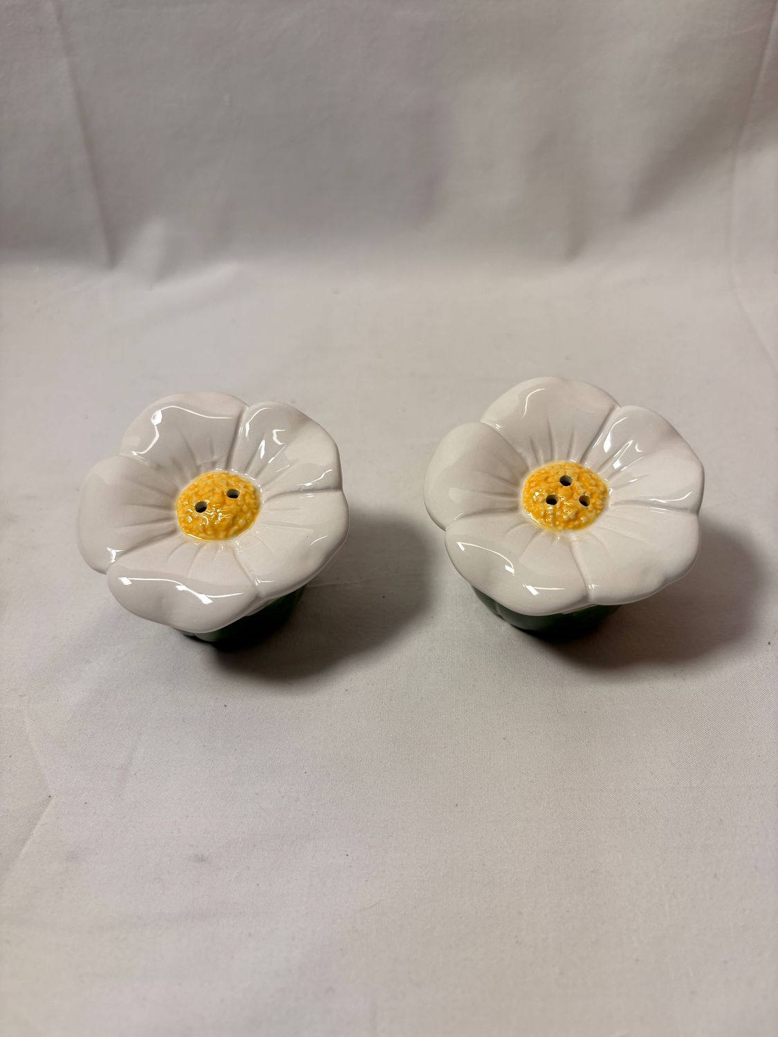 Ceramic Raised Poinsettia Salt & Pepper Shakers Ceramic Raised Poinsettia Salt & Pepper Shakers