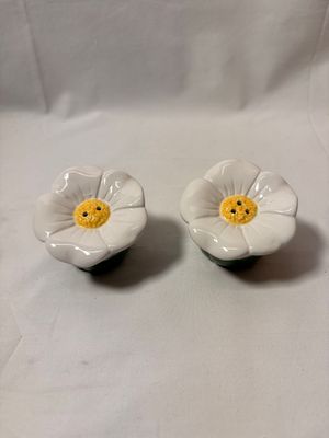 Ceramic Raised Poinsettia Salt & Pepper Shakers Ceramic Raised Poinsettia Salt & Pepper Shakers