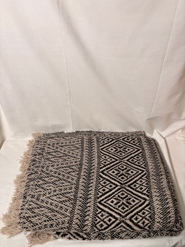 Diamond Pattern Woven Throw - Black & White Diamond Pattern Woven Throw - Black & White