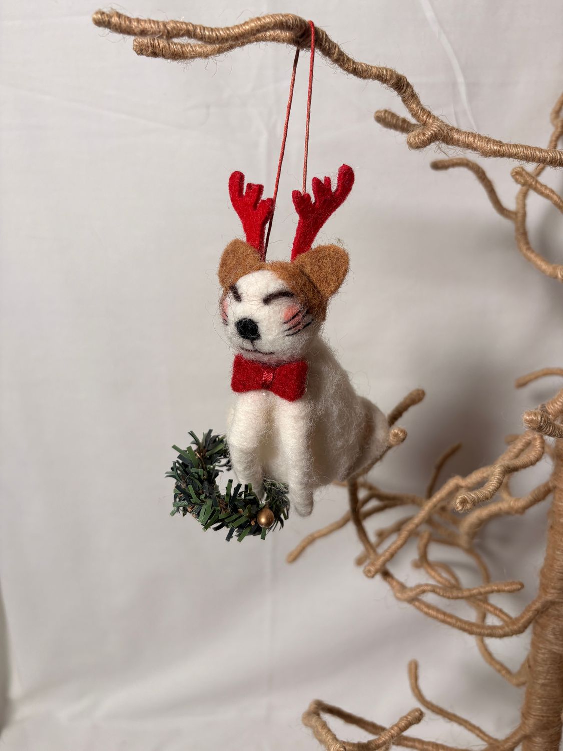Felt White Cat w/Wreath Ornament Felt White Cat w/Wreath Ornament
