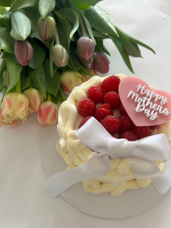 Mother’s Day Sweet Deal: Tulips and Cake  /cupcake